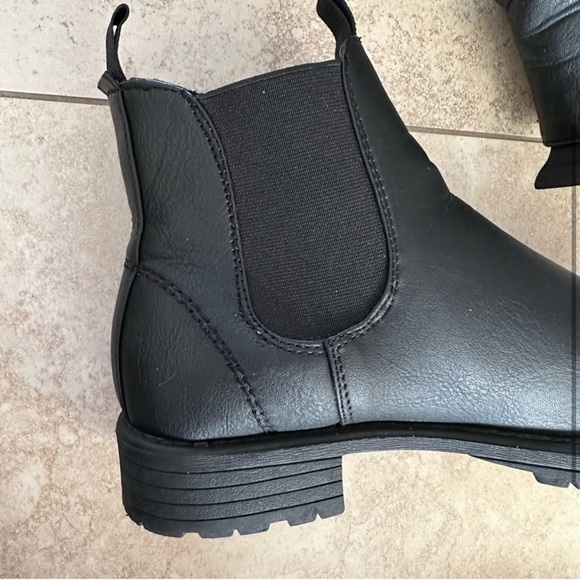 Black ankle booties - Picture 2 of 6